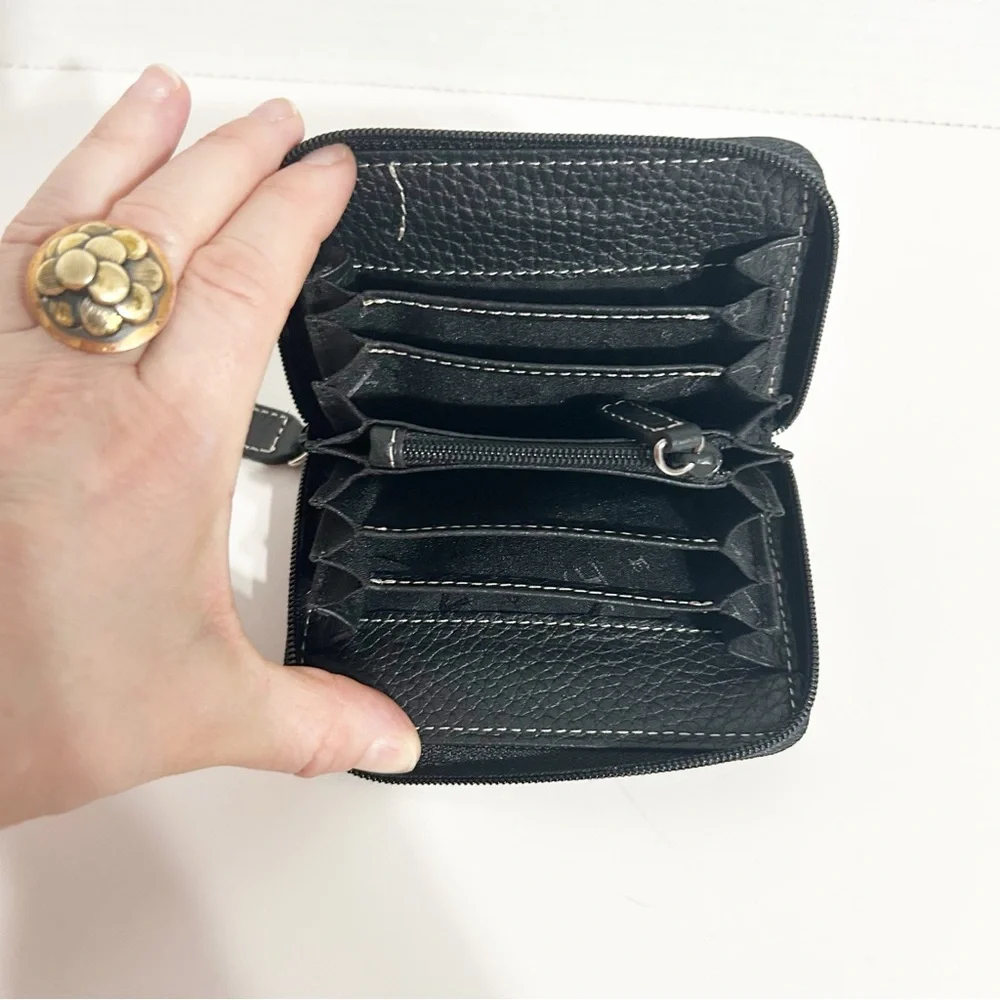 Levenger Zip Closure Compact Black Full-Grain Pebbled Leather Card Wallet Lined